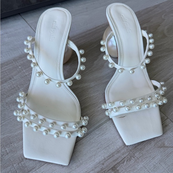 Cult Gaia
Ilona Pearl-Embellished Leather Sandals - Picture 11 of 15